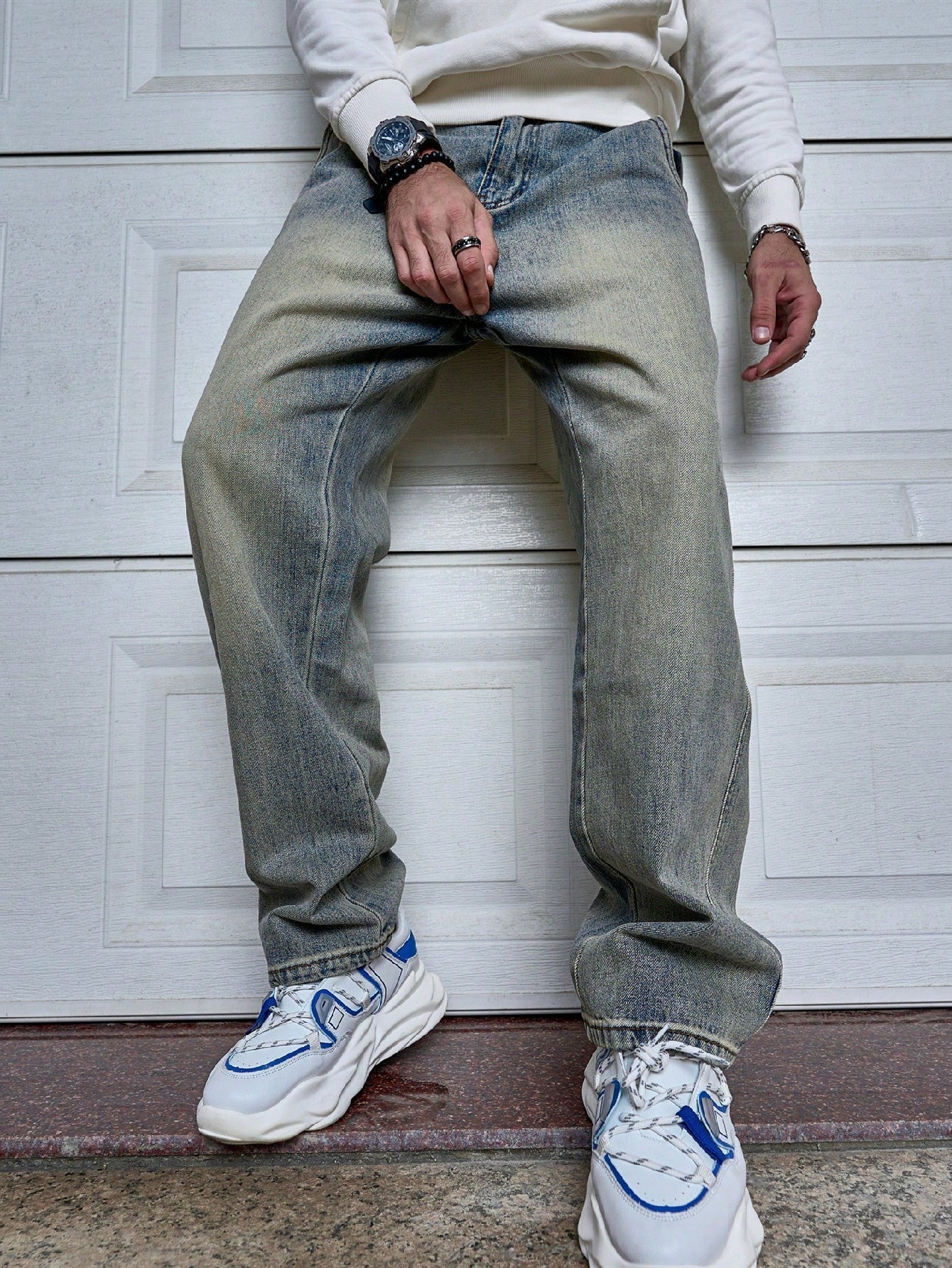 Sven donkerblauwe straight-fit jeans met natuurlijke taille, casual stijl, gecombineerd met witte sneakers.