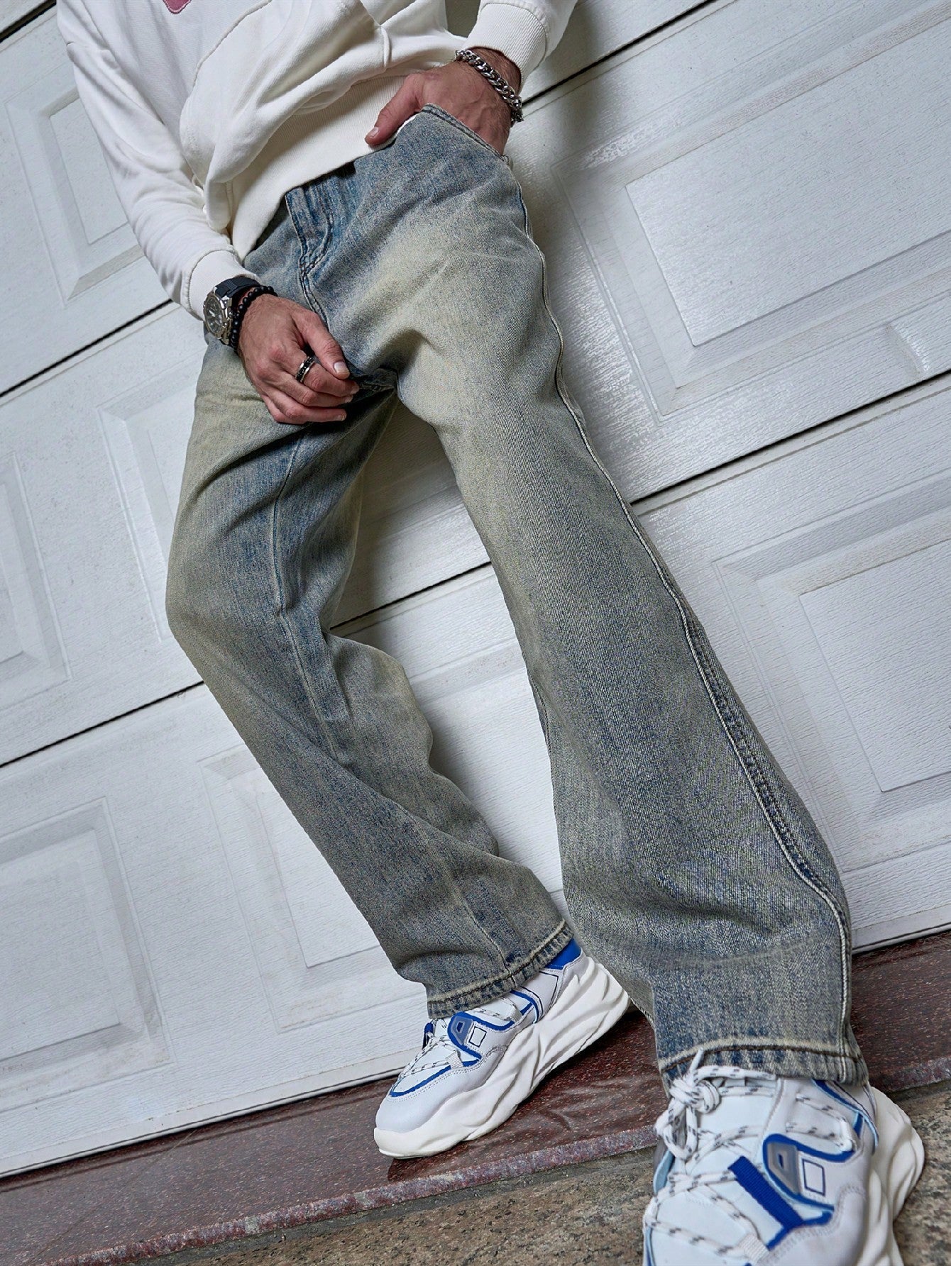 Sven donkerblauwe heren straight-fit jeans met natuurlijke taille, gedragen met witte sneakers.