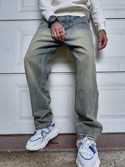 Sven donkerblauwe straight-fit jeans met natuurlijke taille, casual stijl, gecombineerd met witte sneakers.