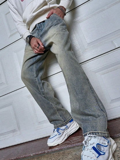 Sven donkerblauwe heren straight-fit jeans met natuurlijke taille, gedragen met witte sneakers.